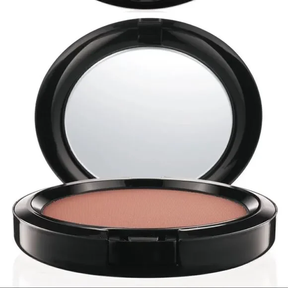 🥳HP🥳 NIB MAC Venomous Villains Cruella Beauty Powder in “Her Own Devices” - Picture 2 of 5